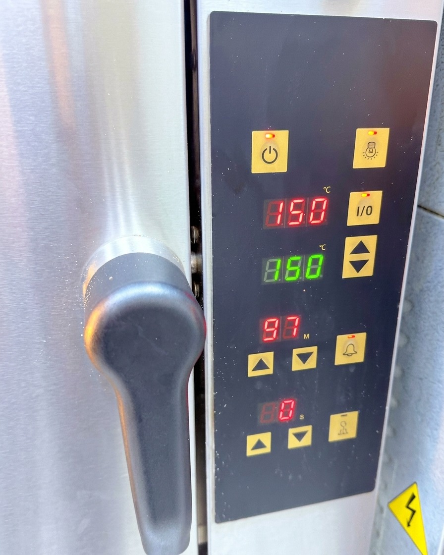Pannello di controllo di un forno ventilato in acciaio inox che mostra una temperatura digitale di 150 gradi Celsius.