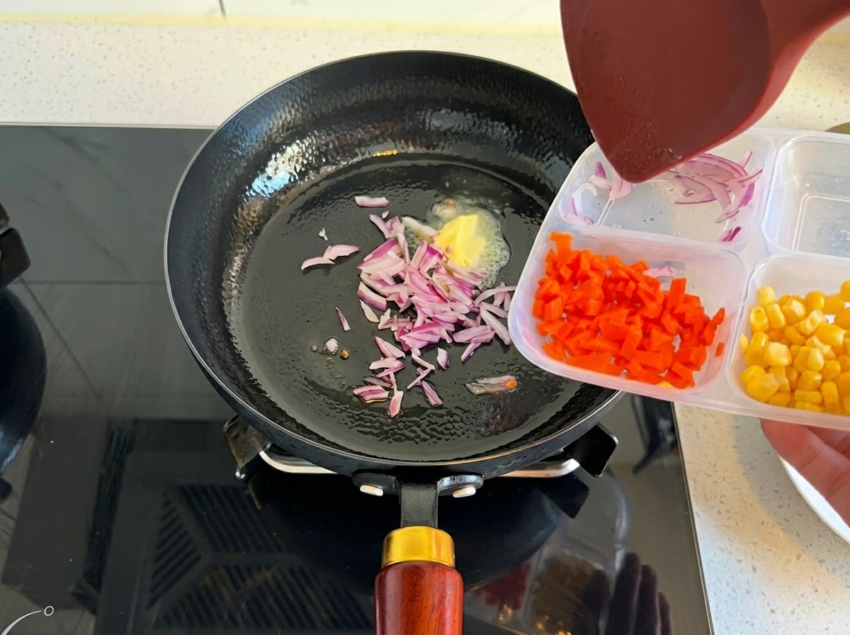 Cipolla rossa tritata aggiunta in padella con il burro fuso.