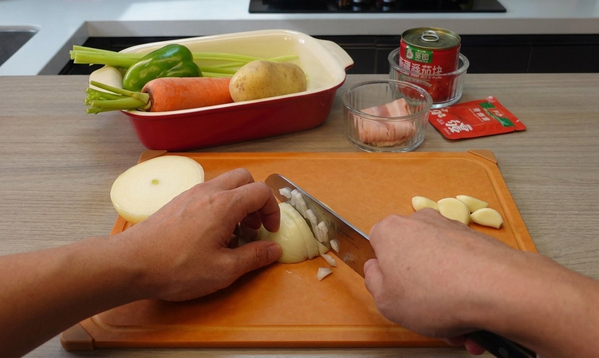 Due mani che tengono un coltello da cucina e tritano finemente una cipolla bianca su un tagliere arancione, con spicchi daglio vicini.