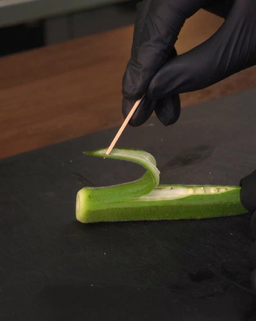 Fissaggio di una striscia di okra arrotolata allindietro usando uno stuzzicadenti in legno per formare una vela.