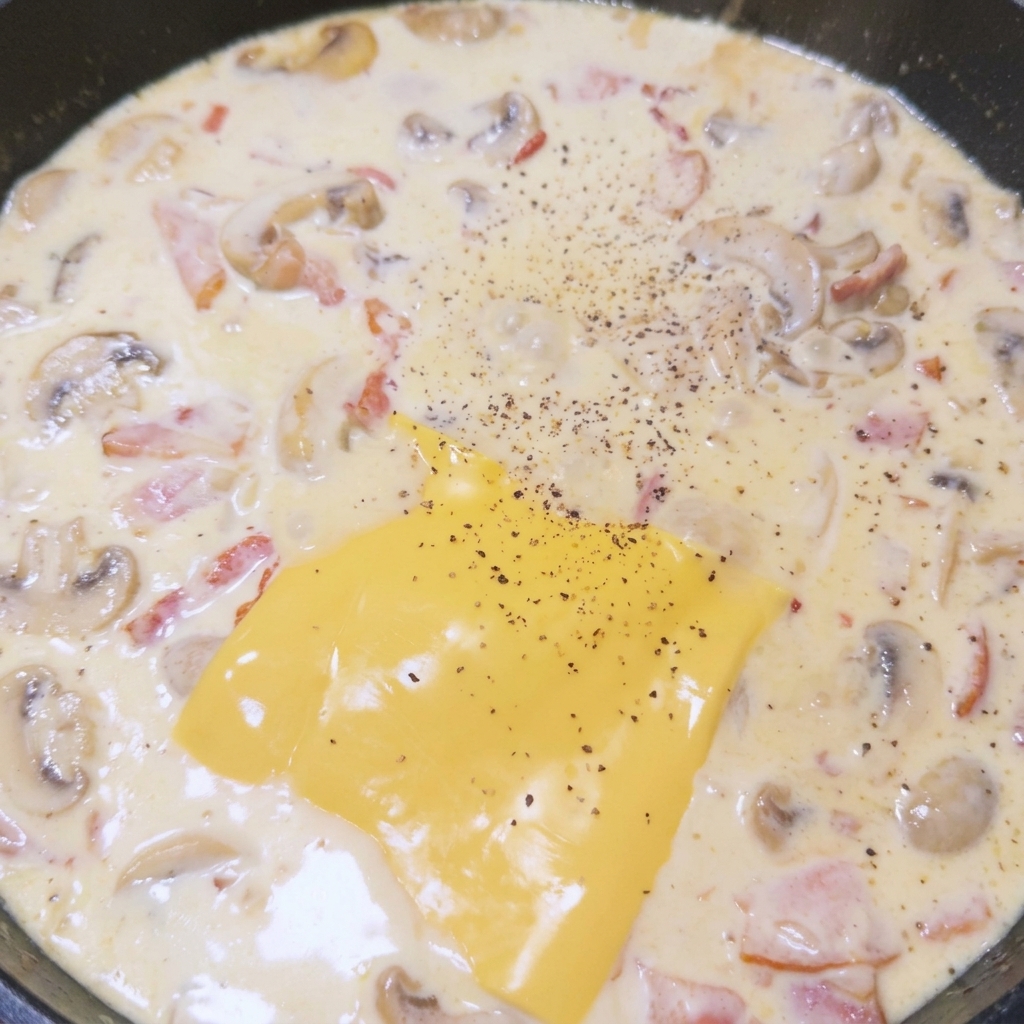 Formaggio che si scioglie nella salsa di panna e funghi, condita con abbondante pepe nero.