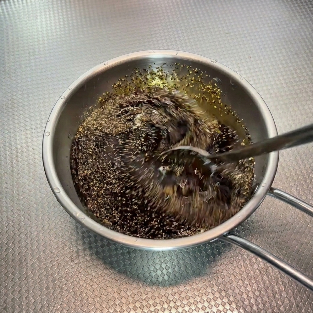 Salsa al pepe nero mescolata velocemente con un cucchiaio.