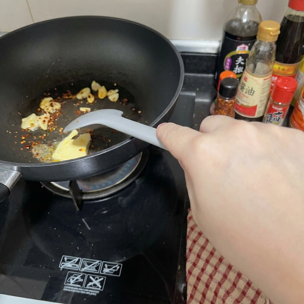 Un pezzetto di burro che si scioglie in padella insieme allaglio e al peperoncino.