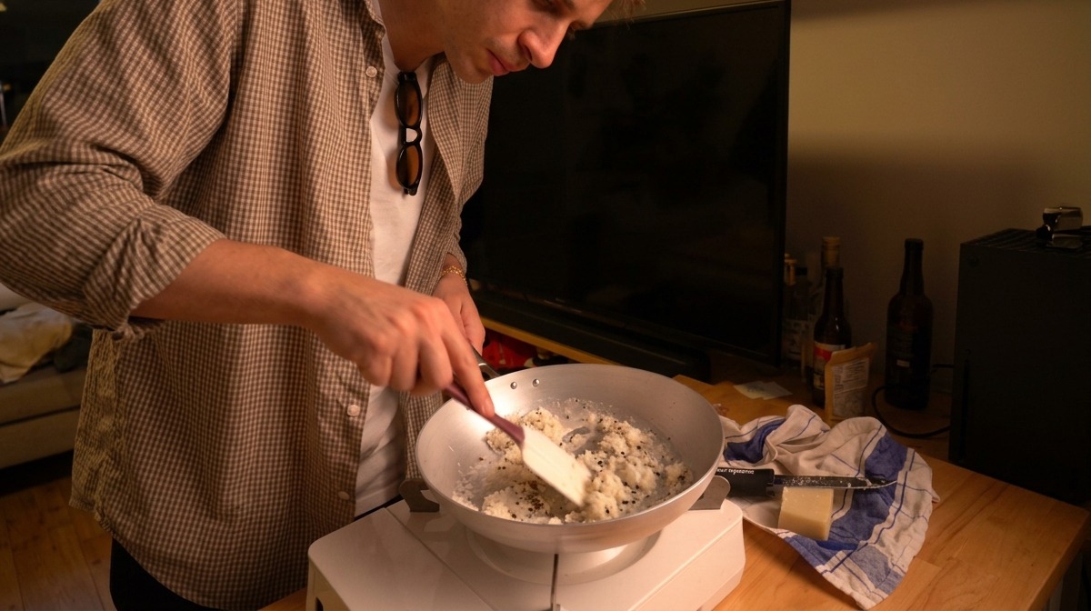 Pecorino, acqua tiepida e pepe nero mescolati insieme con una spatola per formare una pasta densa.