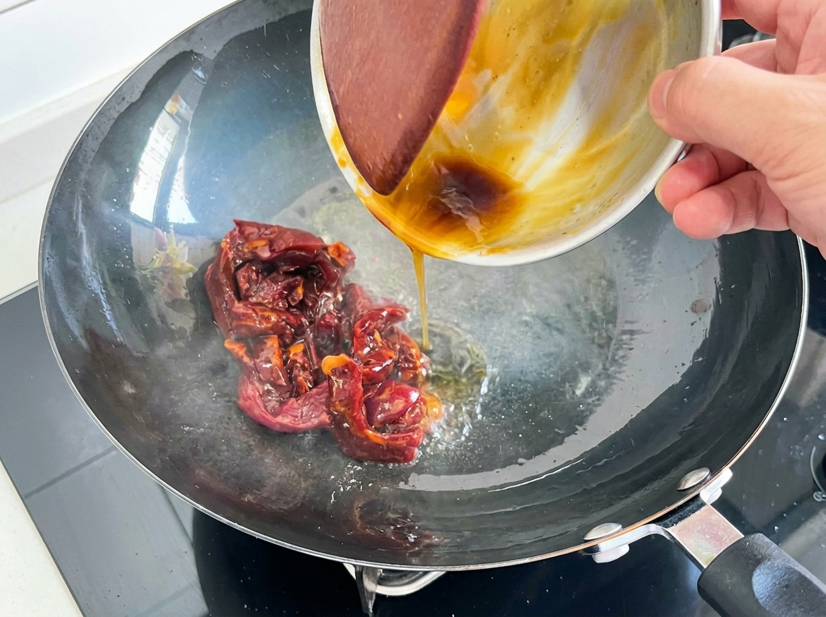 Carne di manzo rosolata saltata rapidamente in un wok.