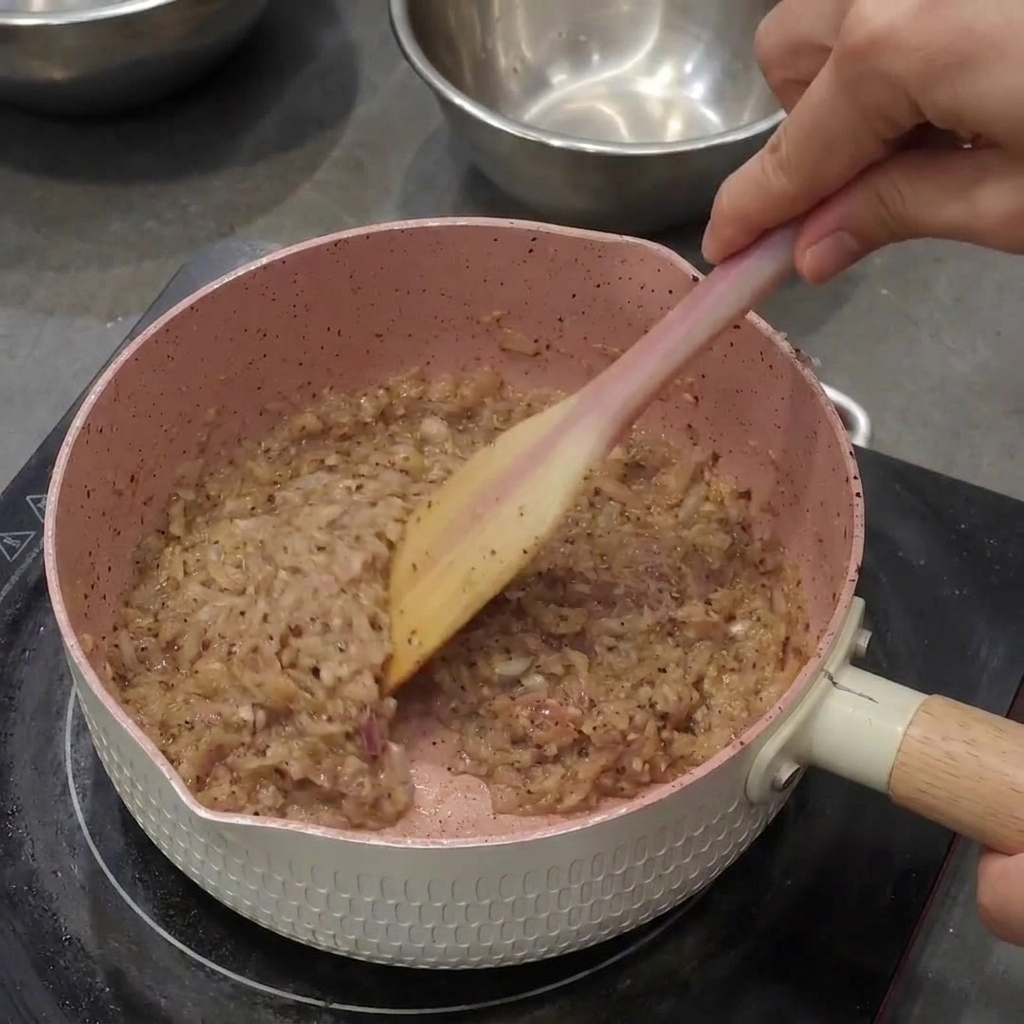 Pepe nero mescolato al soffritto di cipolla e aglio che forma una pasta scura e densa.