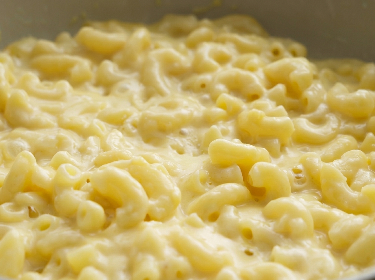 Primo piano dei maccheroni cremosi al formaggio in padella.