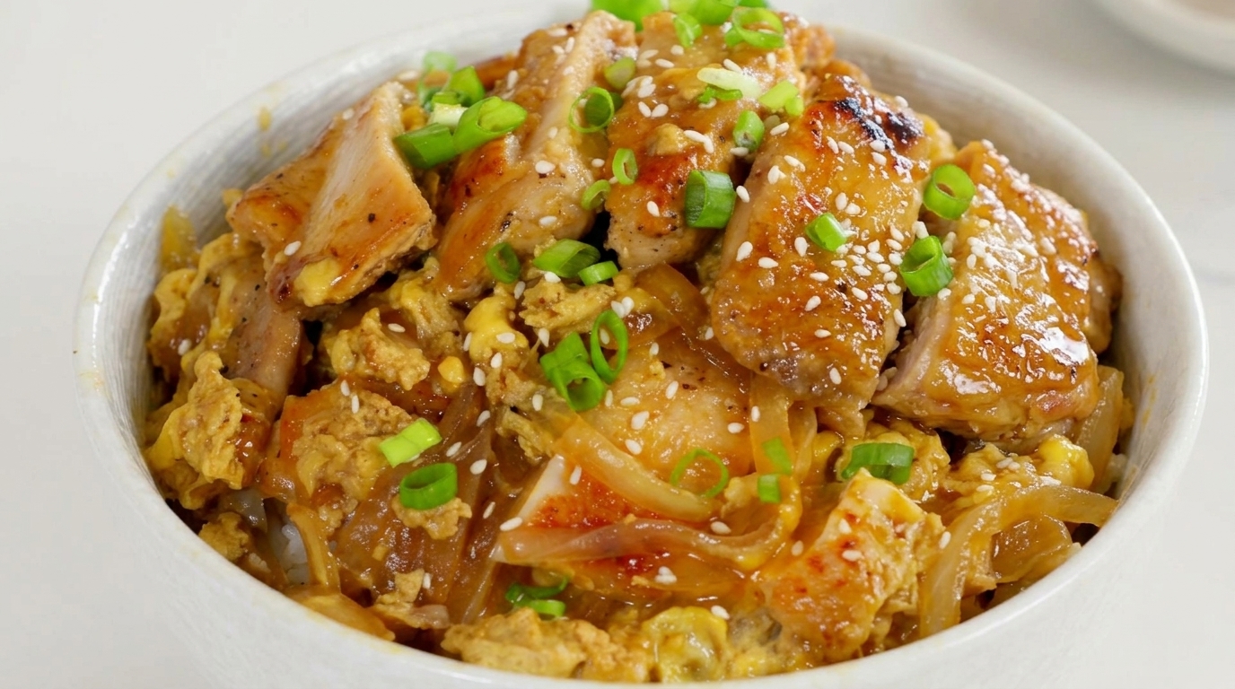 Oyakodon Classico: Ciotola di Riso Giapponese con Pollo e Uova