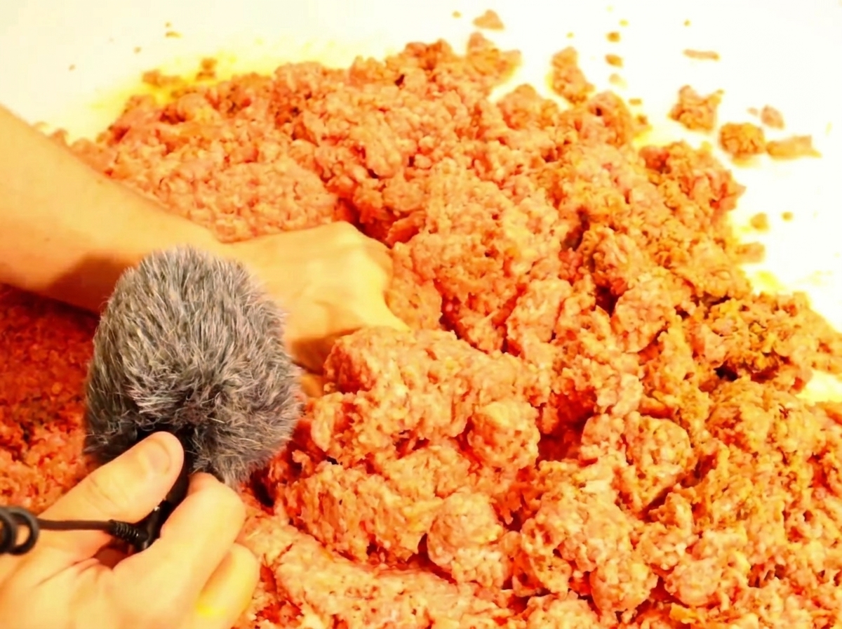 Un cucchiaio che solleva una piccola porzione di ripieno Sloppy Joe pronto.