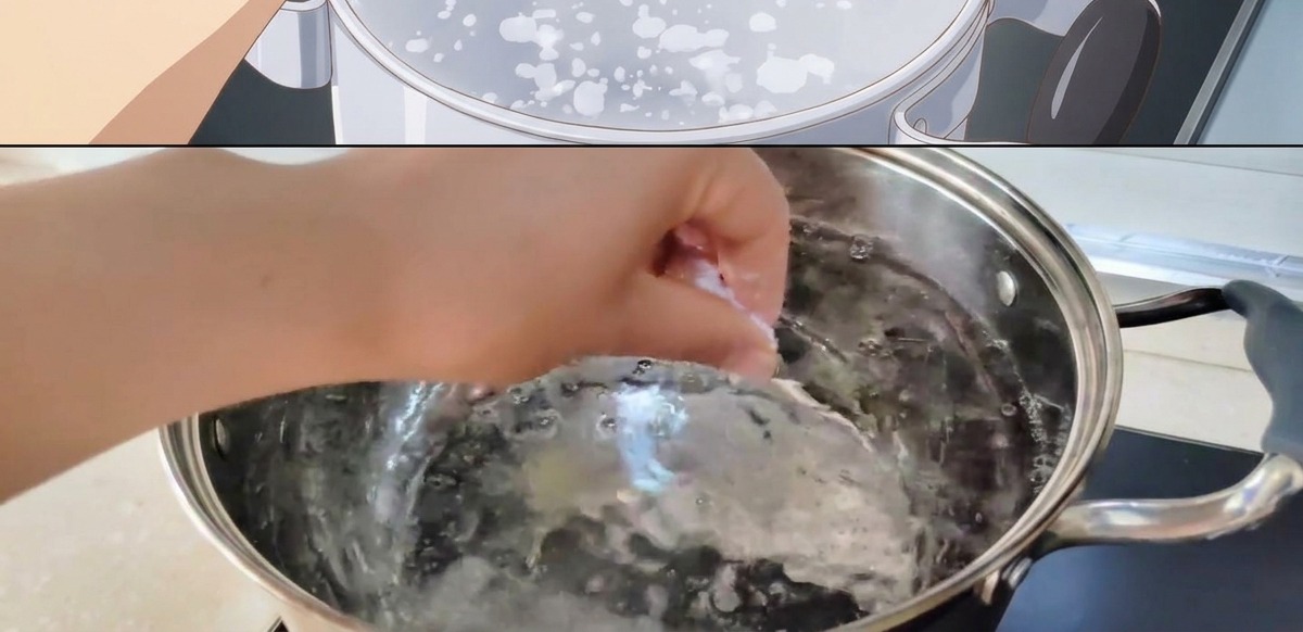 Una mano che versa un pizzico di sale in una pentola dacqua in ebollizione.