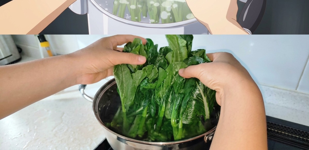 Mani che immergono un mazzo di spinaci freschi nellacqua bollente, partendo dai gambi.