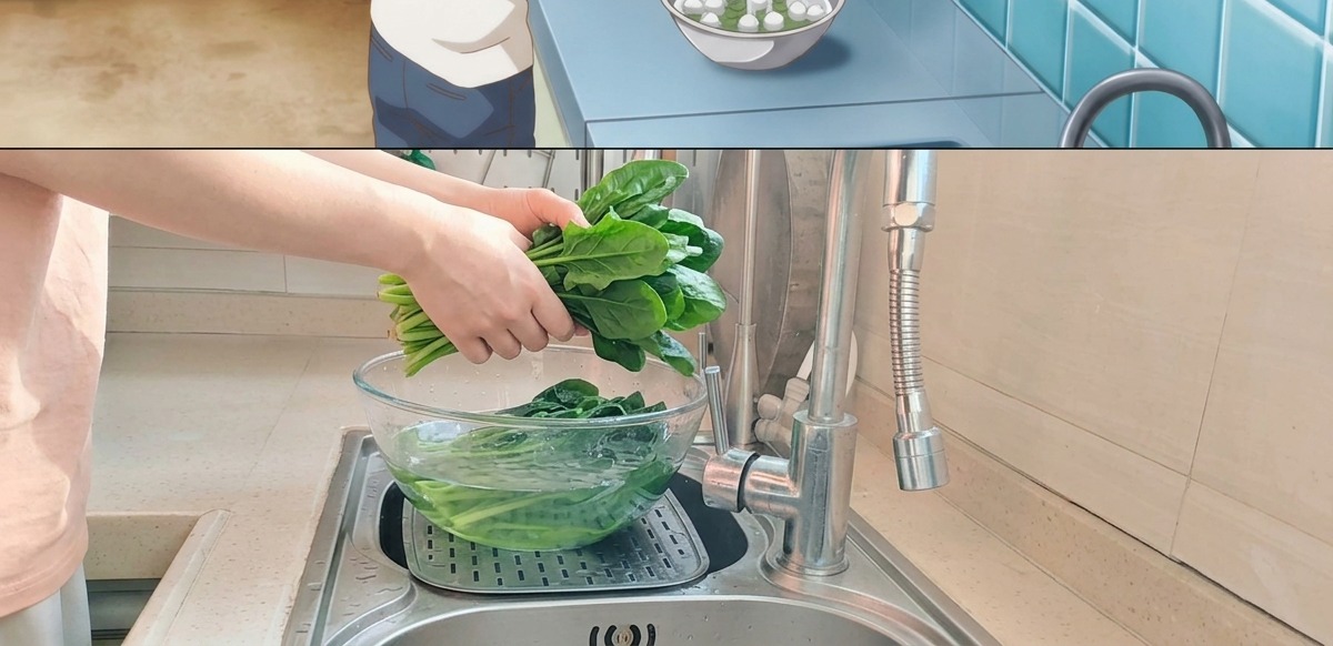Spinaci sbollentati immersi in una ciotola di acqua fredda nel lavandino.