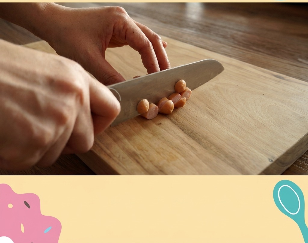 Primo piano di un coltello che taglia piccoli wurstel rosa a rondelle sottili su un tagliere di legno chiaro.