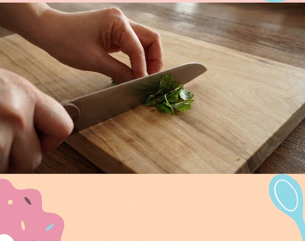 Mani che usano un coltello da chef per tritare finemente un mazzetto di prezzemolo verde brillante su un tagliere di legno.
