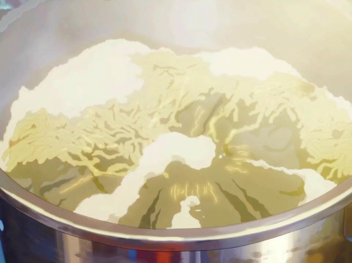Noodles spessi per ramen che bollono rapidamente in una pentola dacqua bollente.