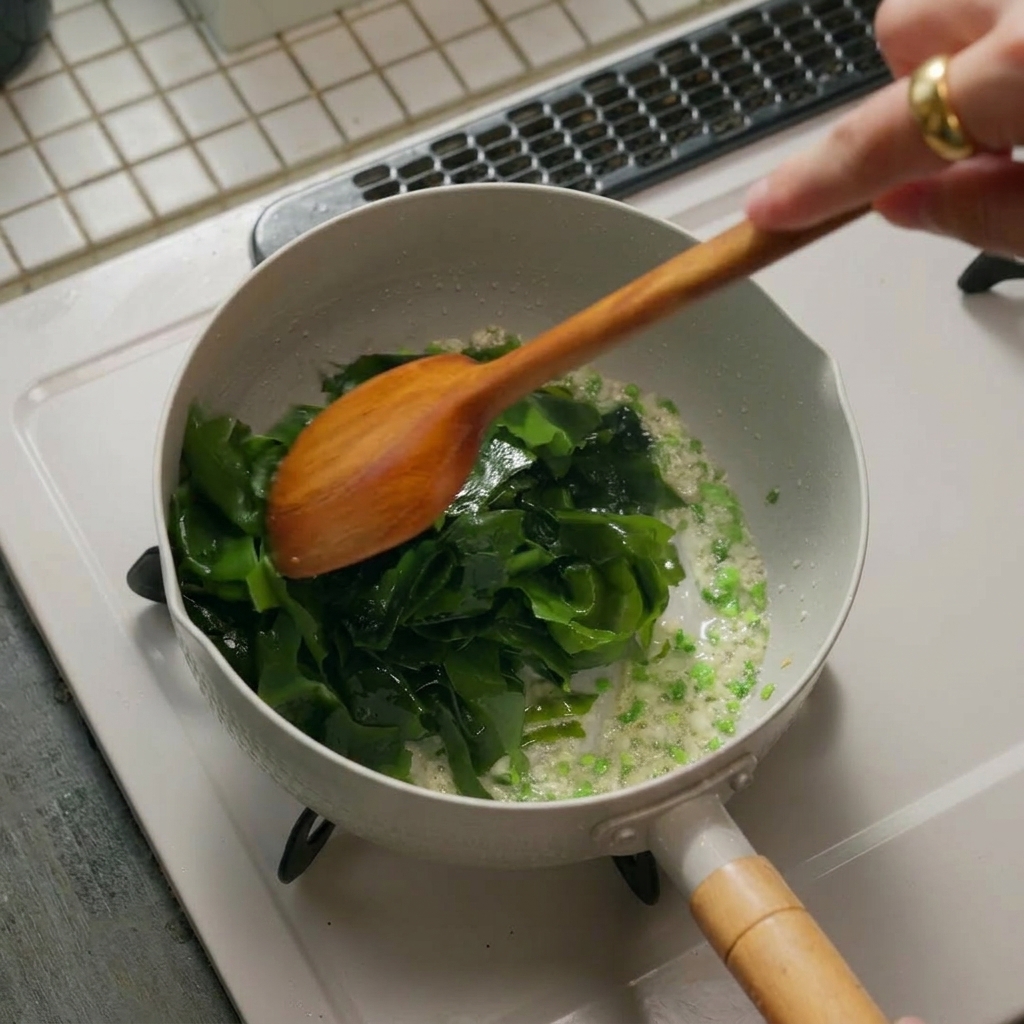Alghe aggiunte in padella con il soffritto.
