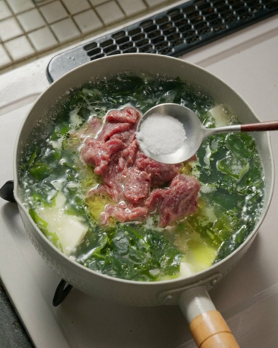 Sale e pepe aggiunti alla zuppa.