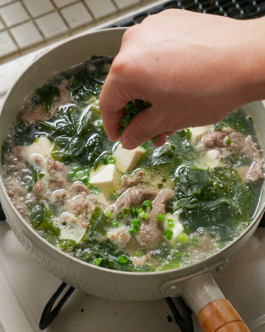 Cipollotto fresco cosparso sulla zuppa pronta.