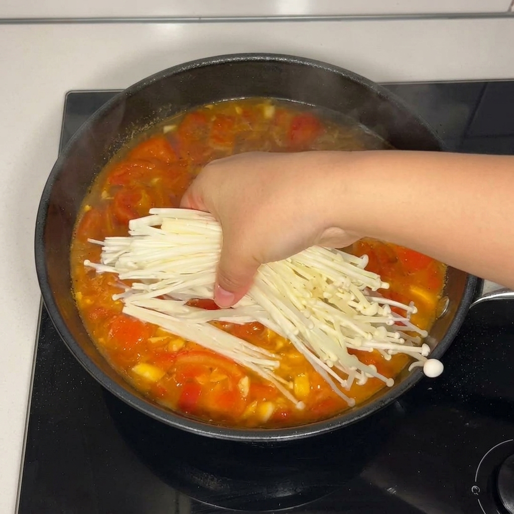 Funghi enoki aggiunti alla zuppa.