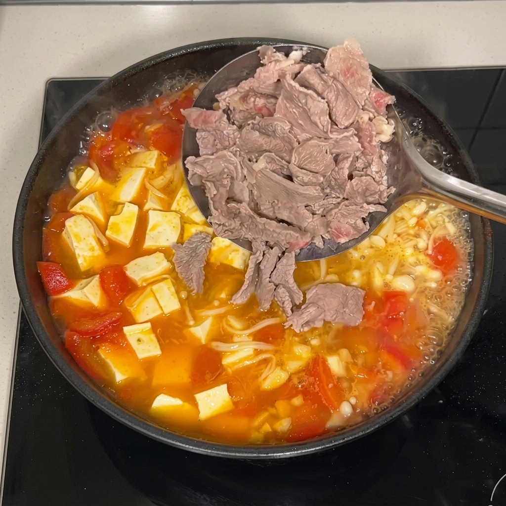 Manzo sbollentato aggiunto alla zuppa.