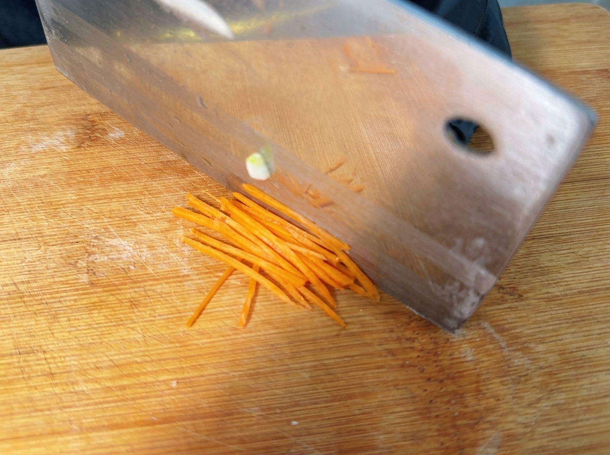 Sottili bastoncini di carota pronti per essere utilizzati nel ripieno.