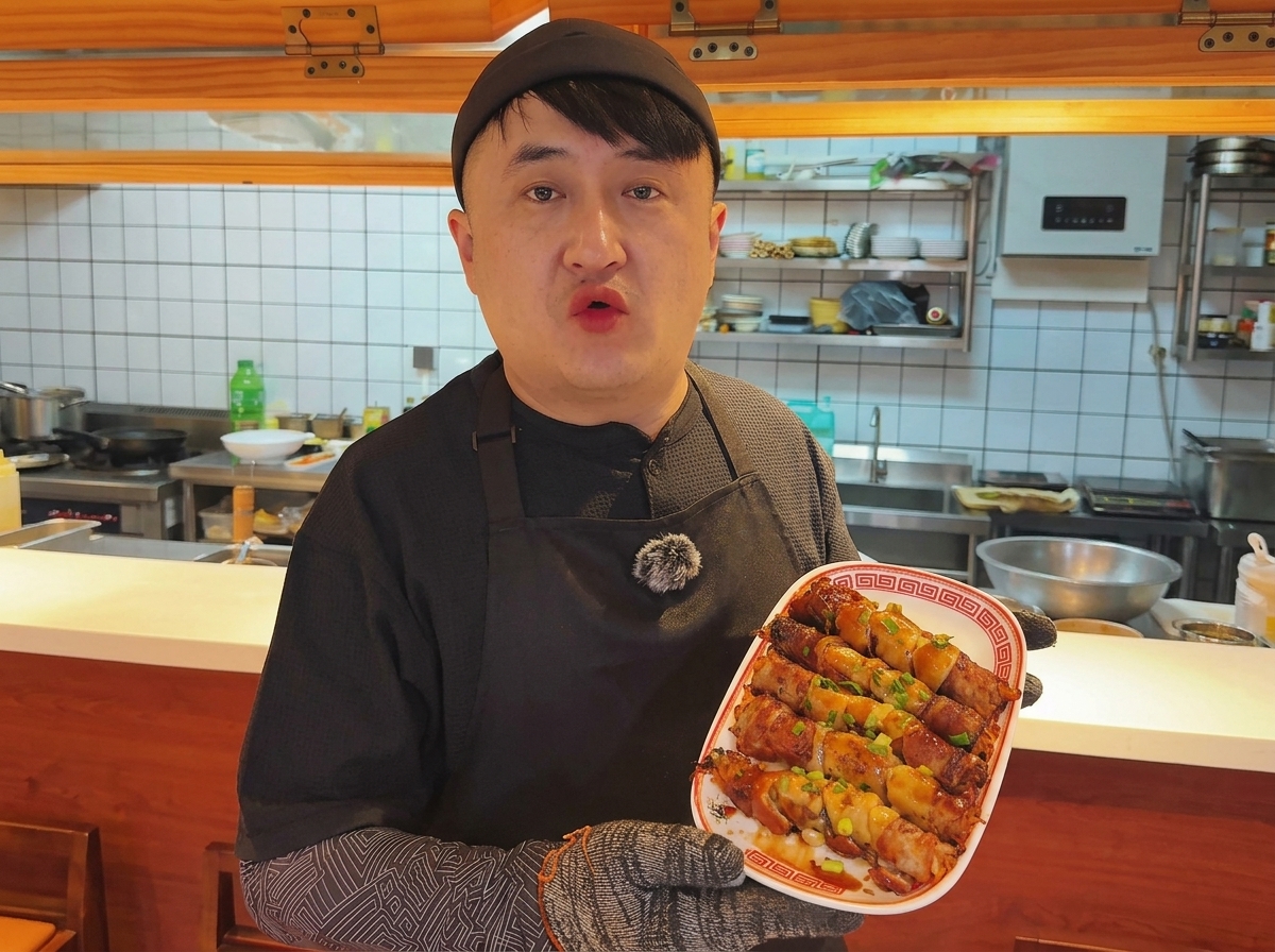 Involtini di pancetta che sfrigolano su una piastra calda con vapore che sale.