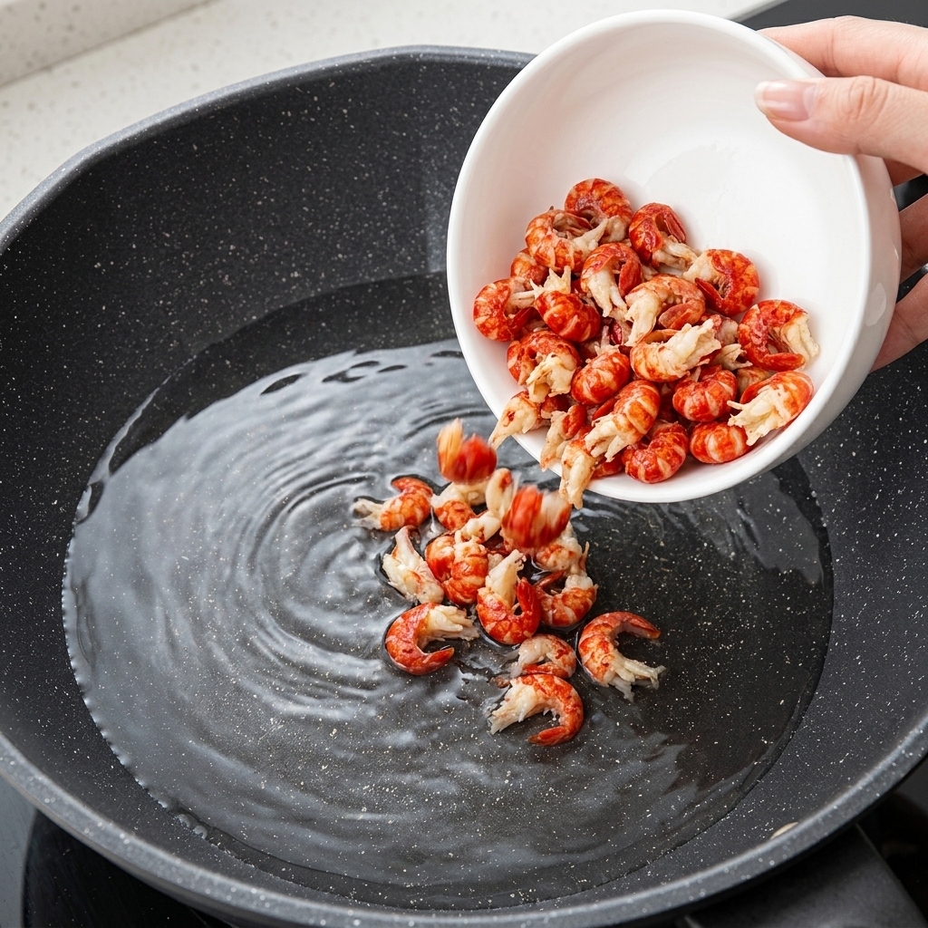 Code di gamberi sbollentate in acqua bollente con aromi.