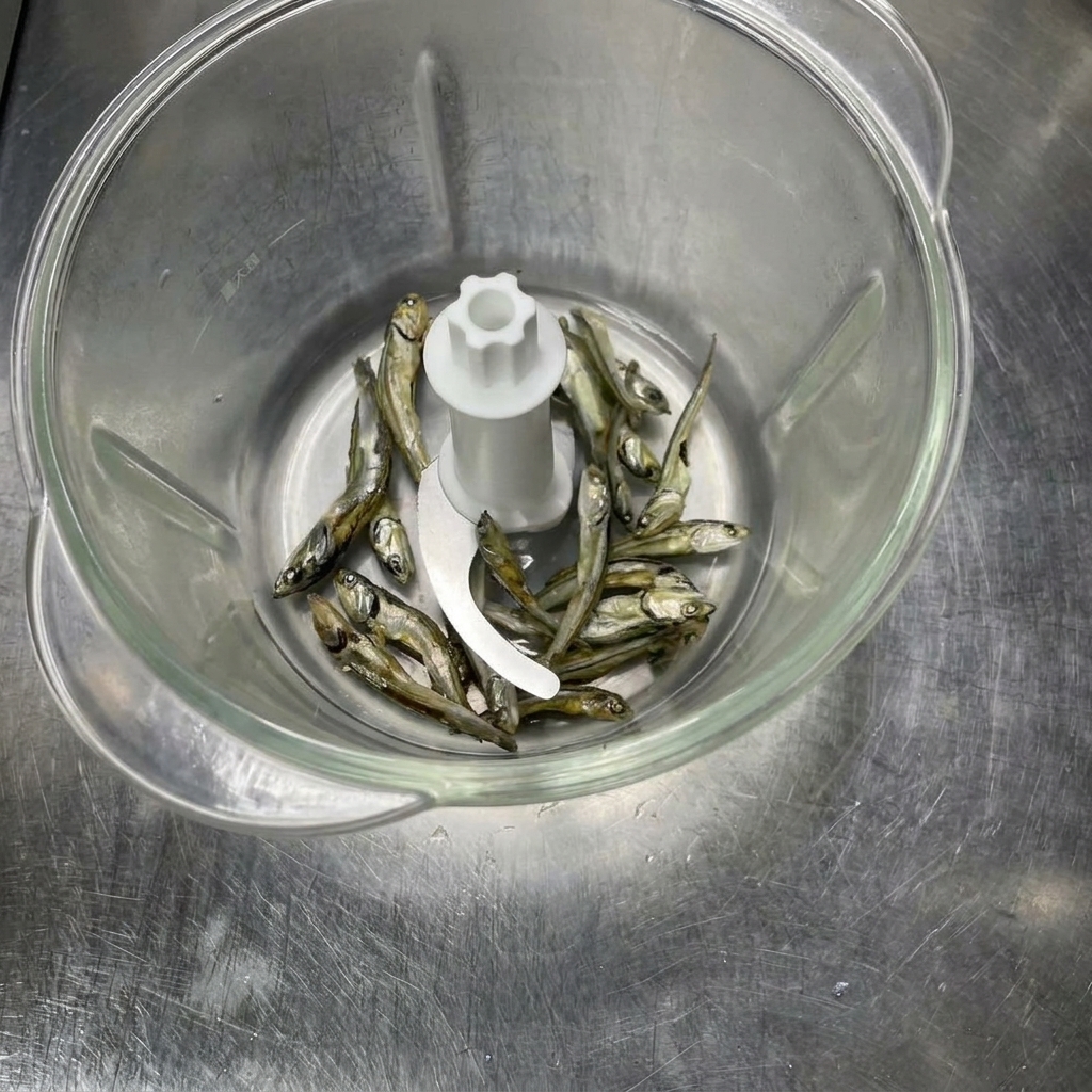 Pesce essiccato in un robot da cucina prima di essere ridotto in polvere.