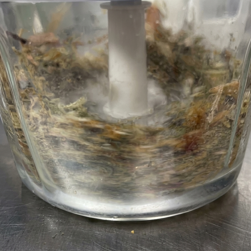 Aggiunta della polvere di pesce nella base liquida nel pentolino.