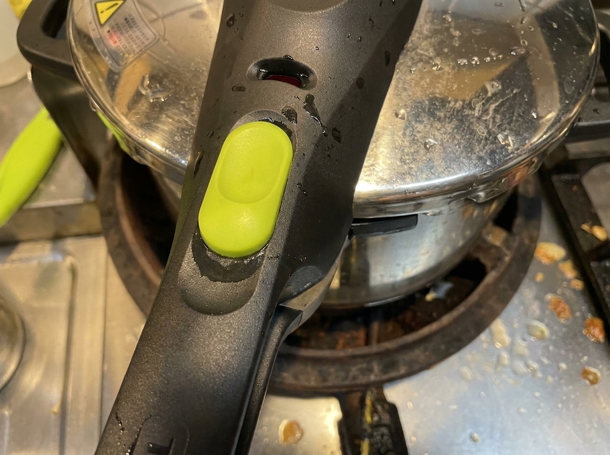 Un pezzo di spalla di maiale cruda legata con lo spago da cucina.
