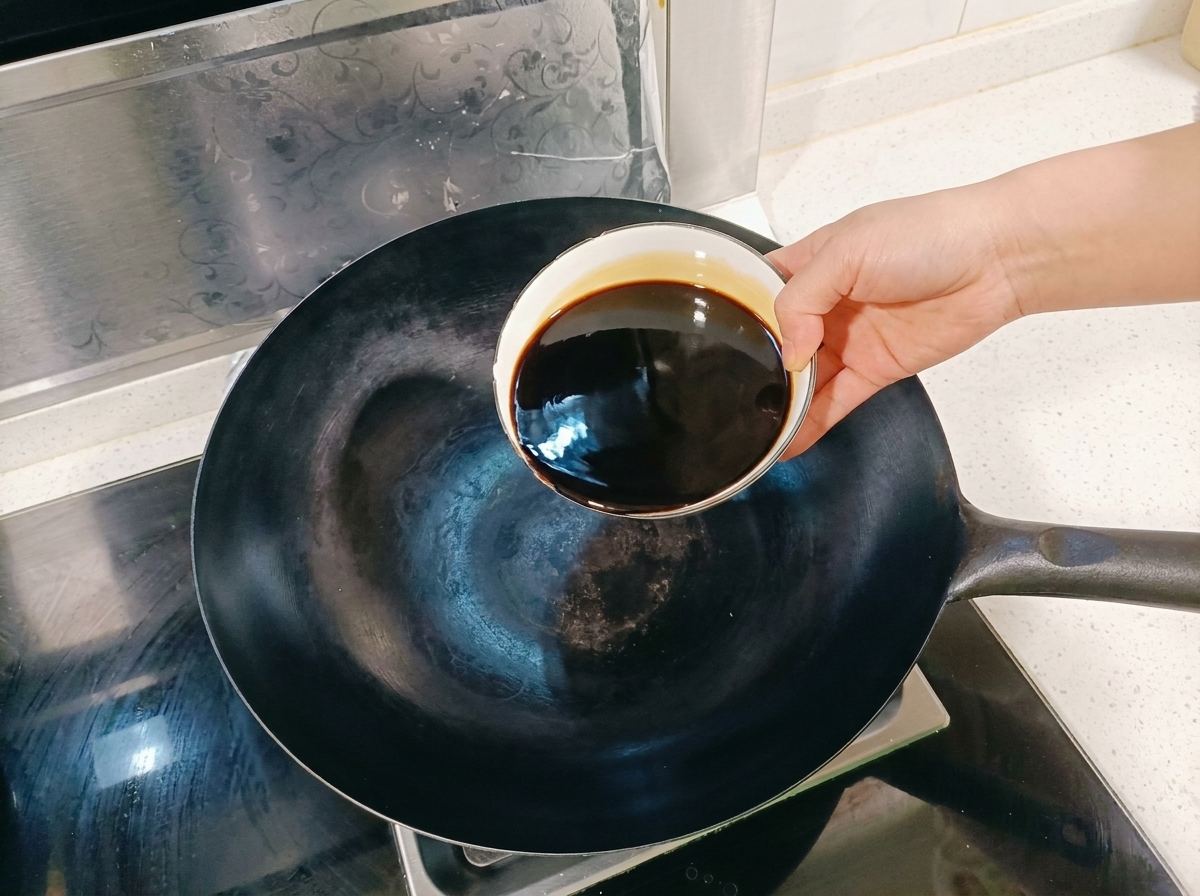 Salsa di soia e spezie che sobbollono in un wok.