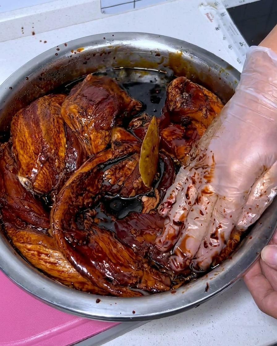 Strisce di pancetta fresca pulite con baijiu in una ciotola di acciaio inox.