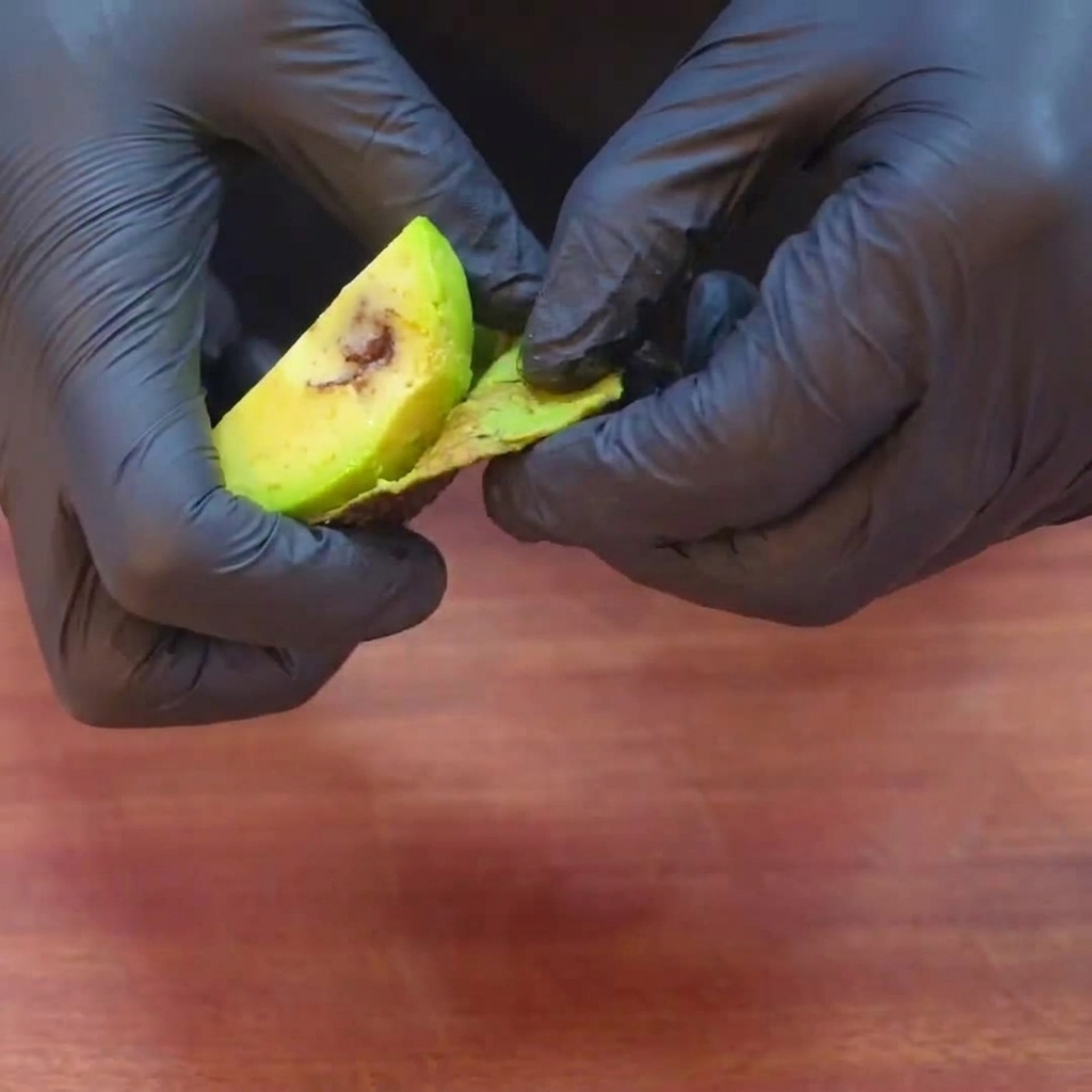 Fette uniformi di avocado verde pronte per comporre il burger.
