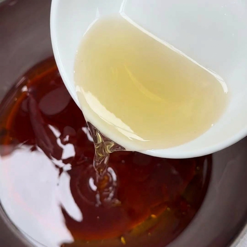 Aceto di riso versato nella ciotola della salsa.