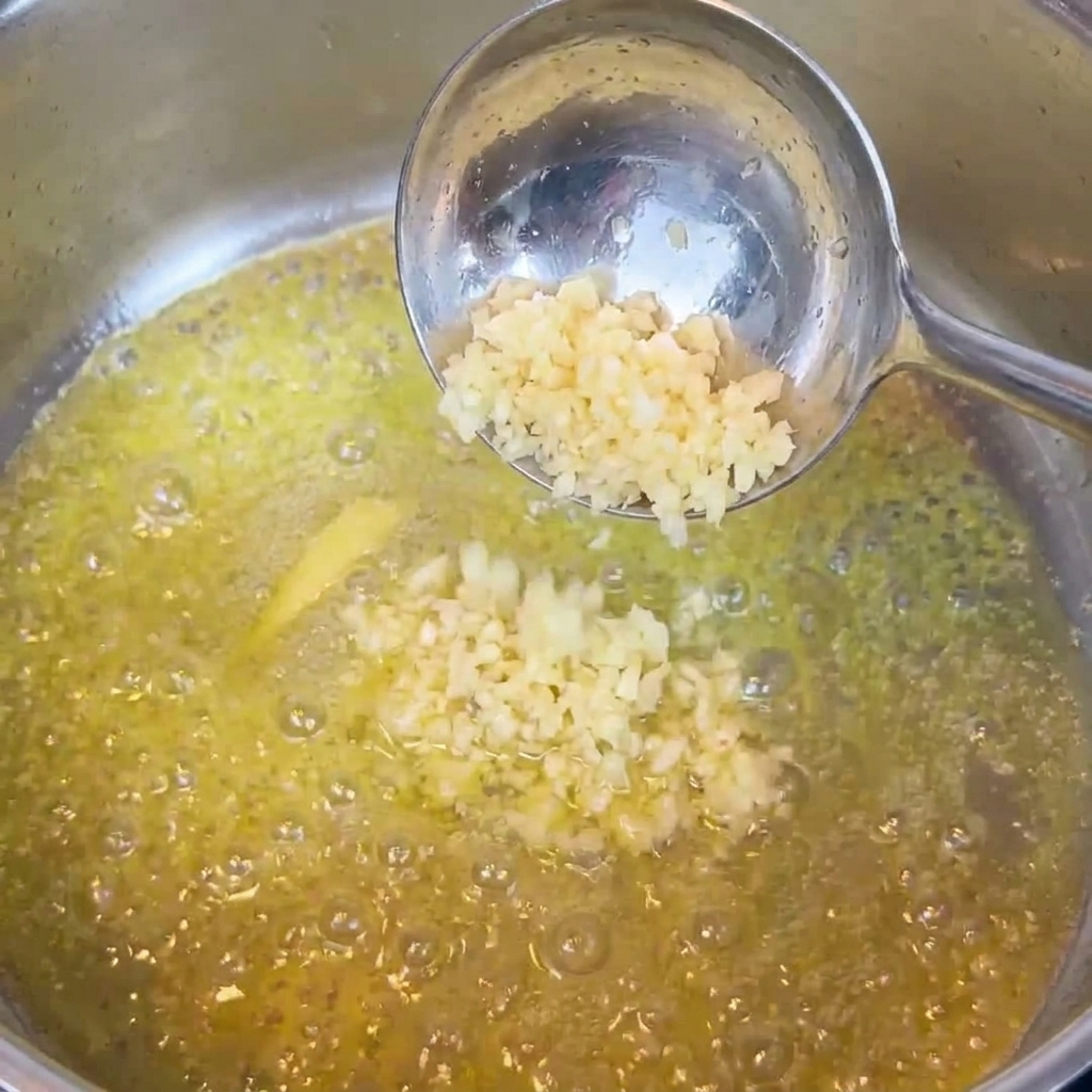 Aglio tritato mescolato al burro fuso.