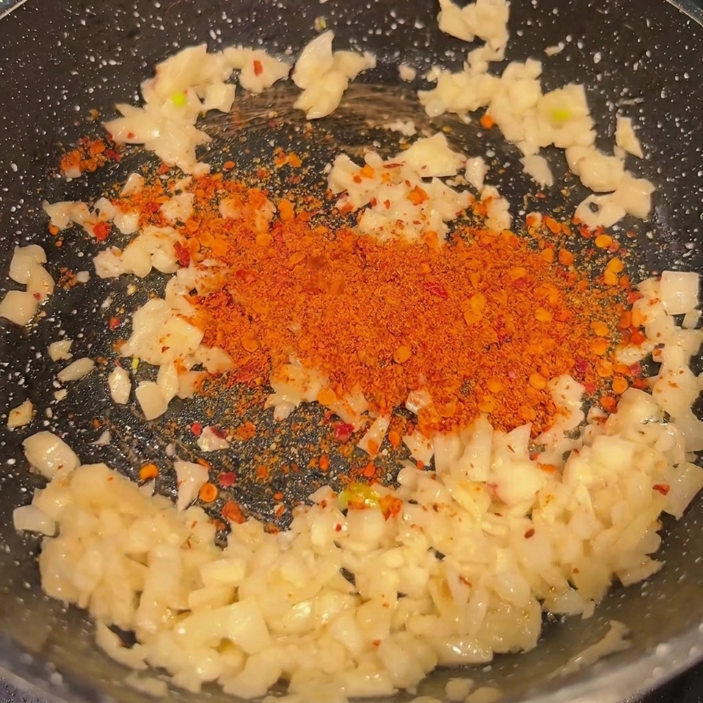 Aglio e peperoncino soffritti in padella.