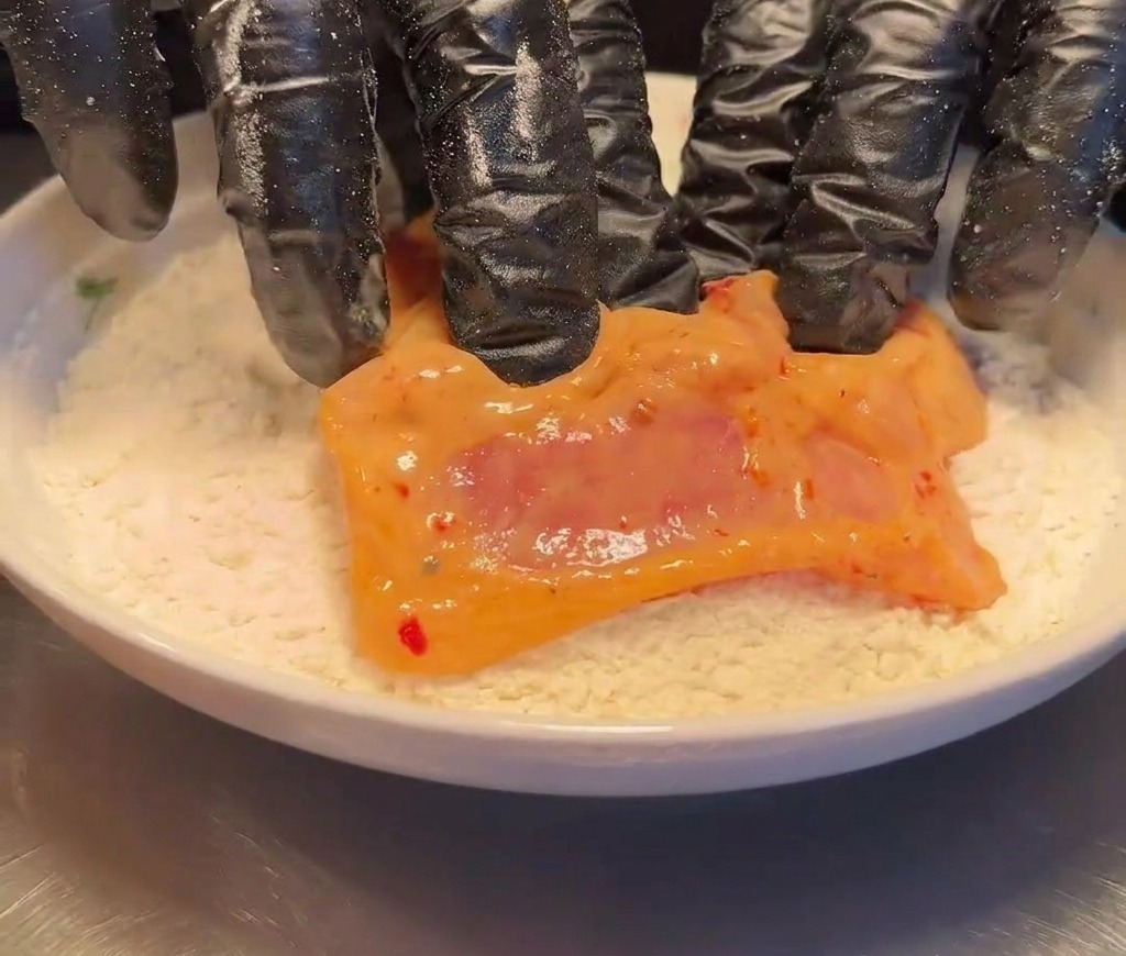 Pollo marinato passato nella farina.