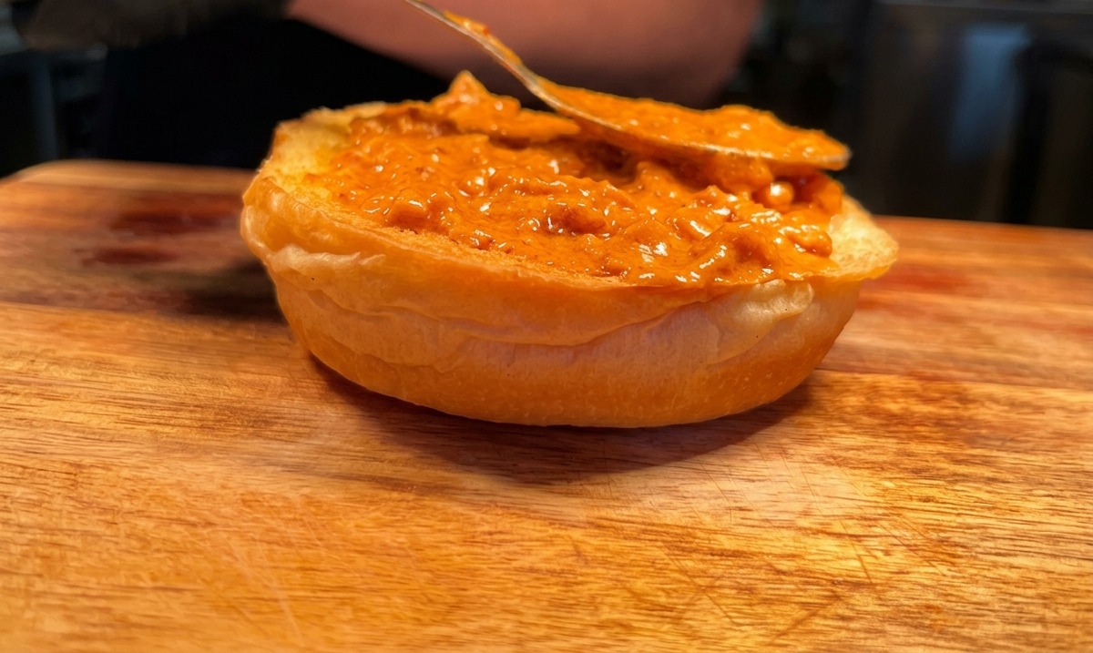 Salsa cremosa stesa sul pane tostato.