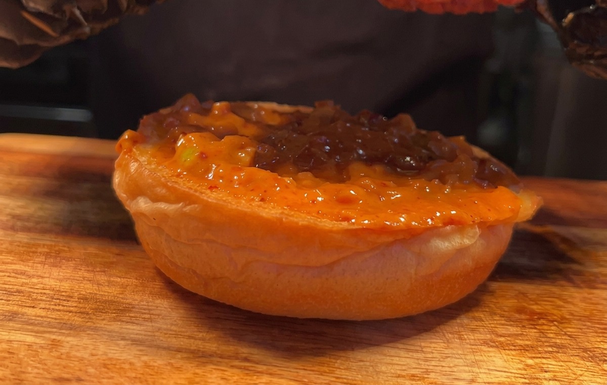 Pezzo di pollo adagiato sul pane.