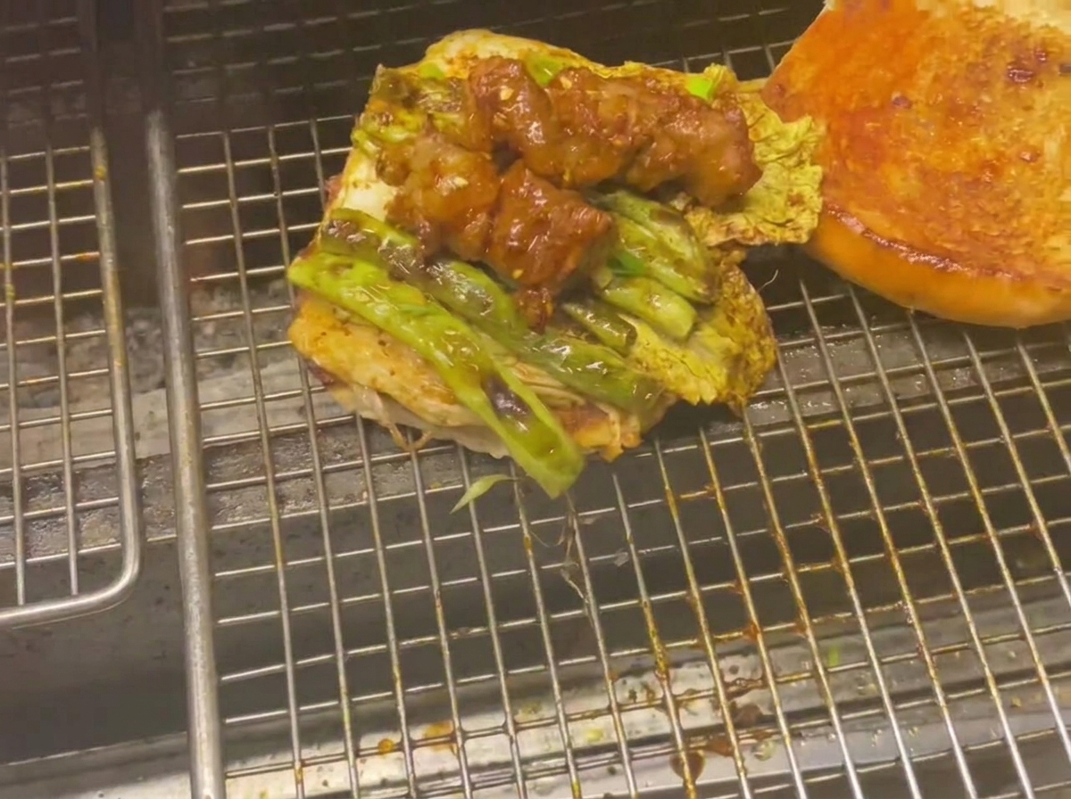 Base del panino su cui vengono adagiate verdure grigliate e spiedini di carne glassati.