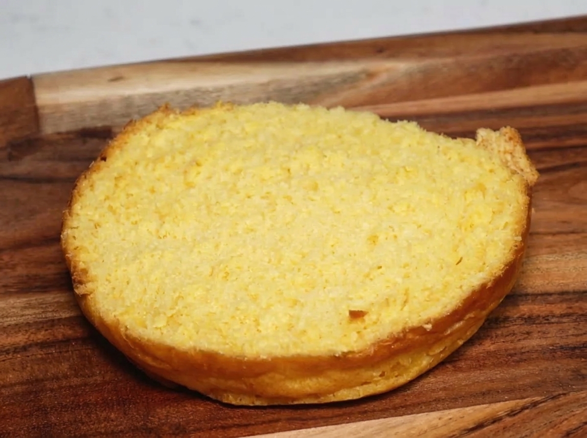 La metà inferiore di un pane tostato farcito con unabbondante porzione di maiale sfilacciato e salsa.