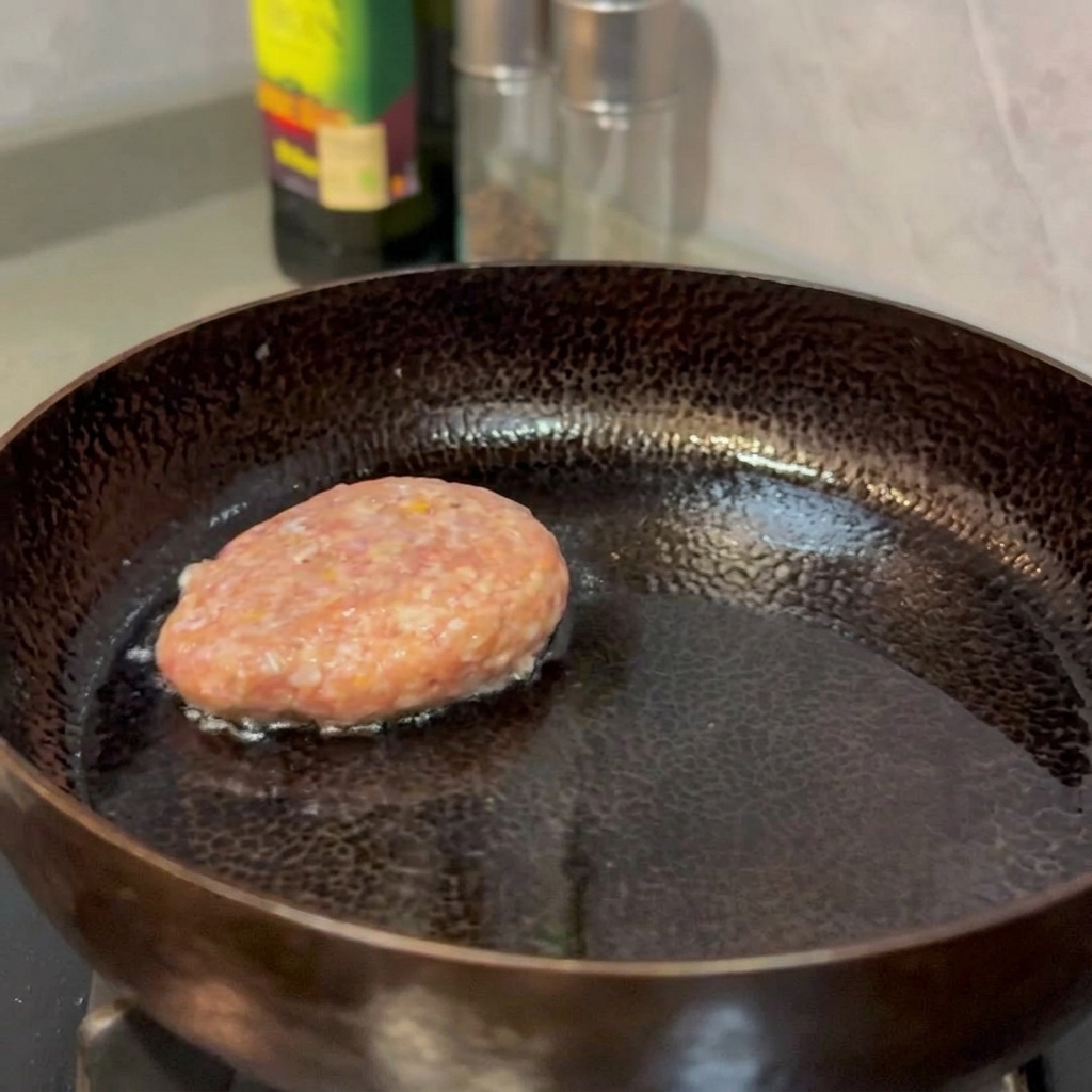 Polpette di manzo che friggono in padella fino a doratura.