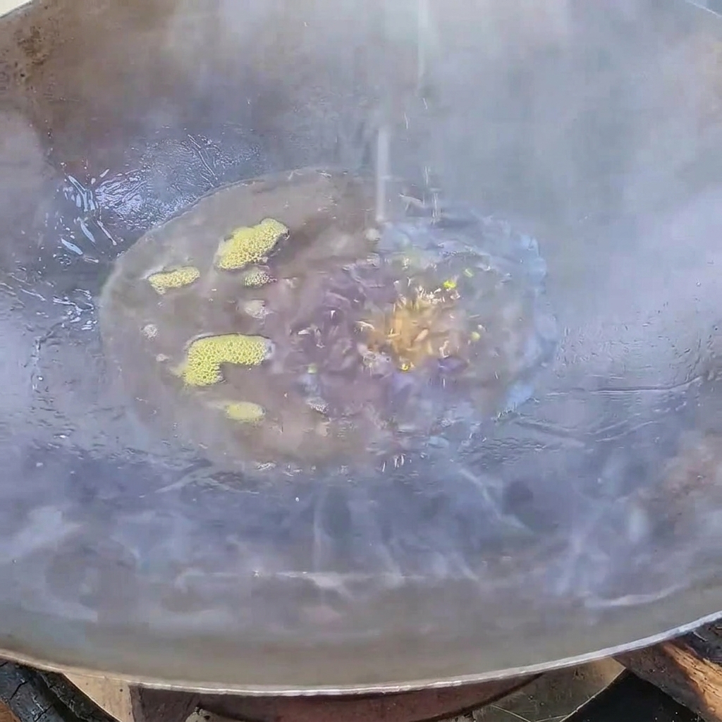 Zucchero bianco che si scioglie diventando uno sciroppo di caramello scuro in olio caldo.