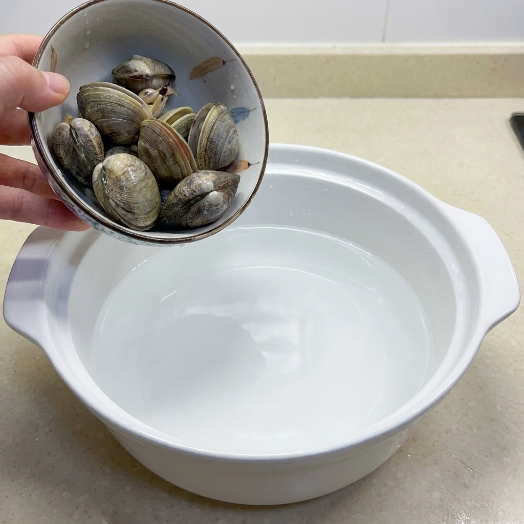 Una ciotola contenente vongole fresche pronte per la cottura.
