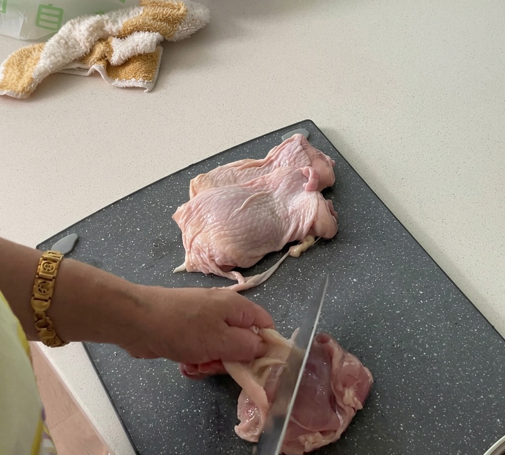 Sovracosce di pollo preparate rimuovendo la pelle e tagliando la carne a cubetti.