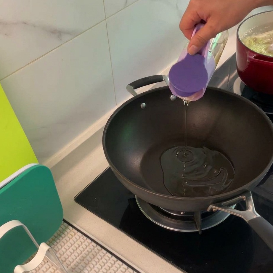 Pollo a cubetti e pancetta rosolati insieme in unampia padella, mostrando una doratura croccante.