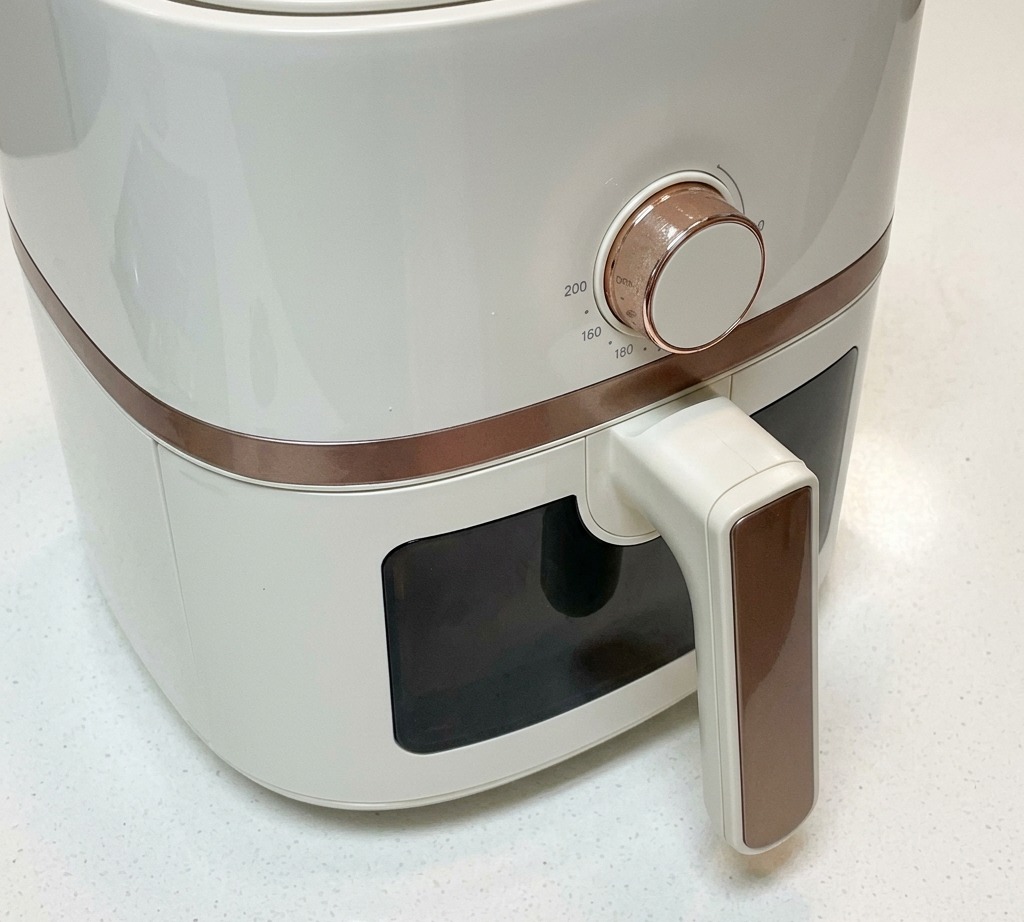Primo piano del quadrante della temperatura della friggitrice ad aria impostato a 180 gradi.