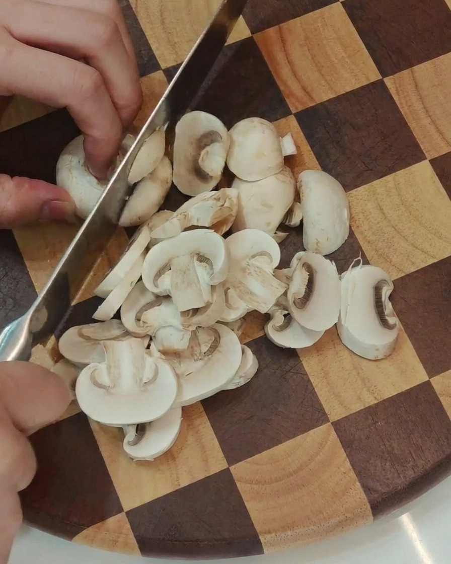Funghi prataioli freschi tagliati a fette sottili.