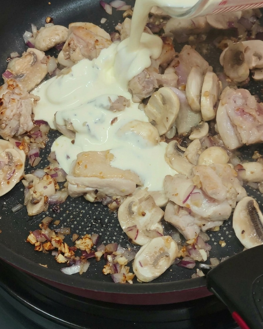 Panna, latte e vino bianco versati in padella.