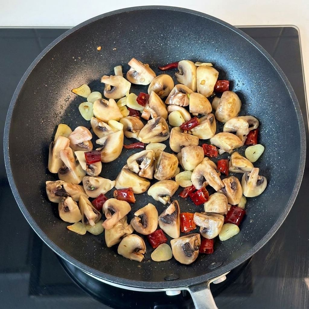 Burro e prezzemolo essiccato aggiunti alla padella con i funghi.